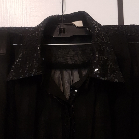 3/$20 Black sleeveless top - Picture 2 of 4